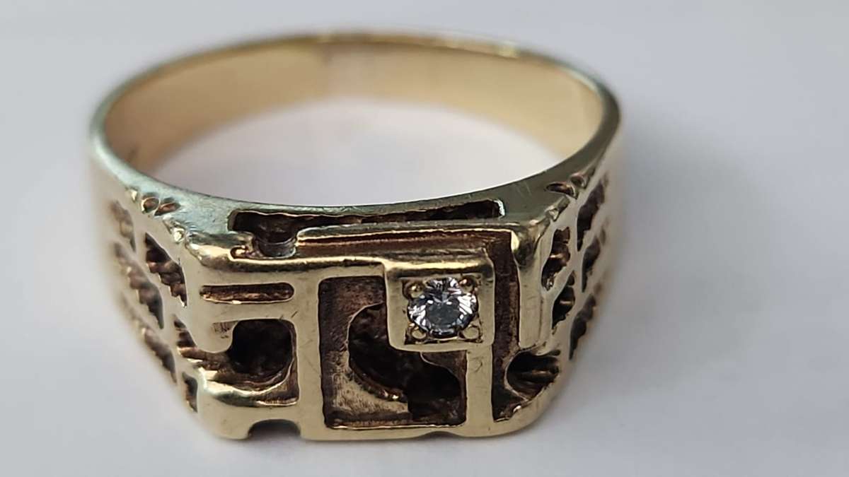 GOLD SIGNET MENS RING - 20MM INNER DIAMETER 6.58GRAM, +-2.2MM DIAMOND