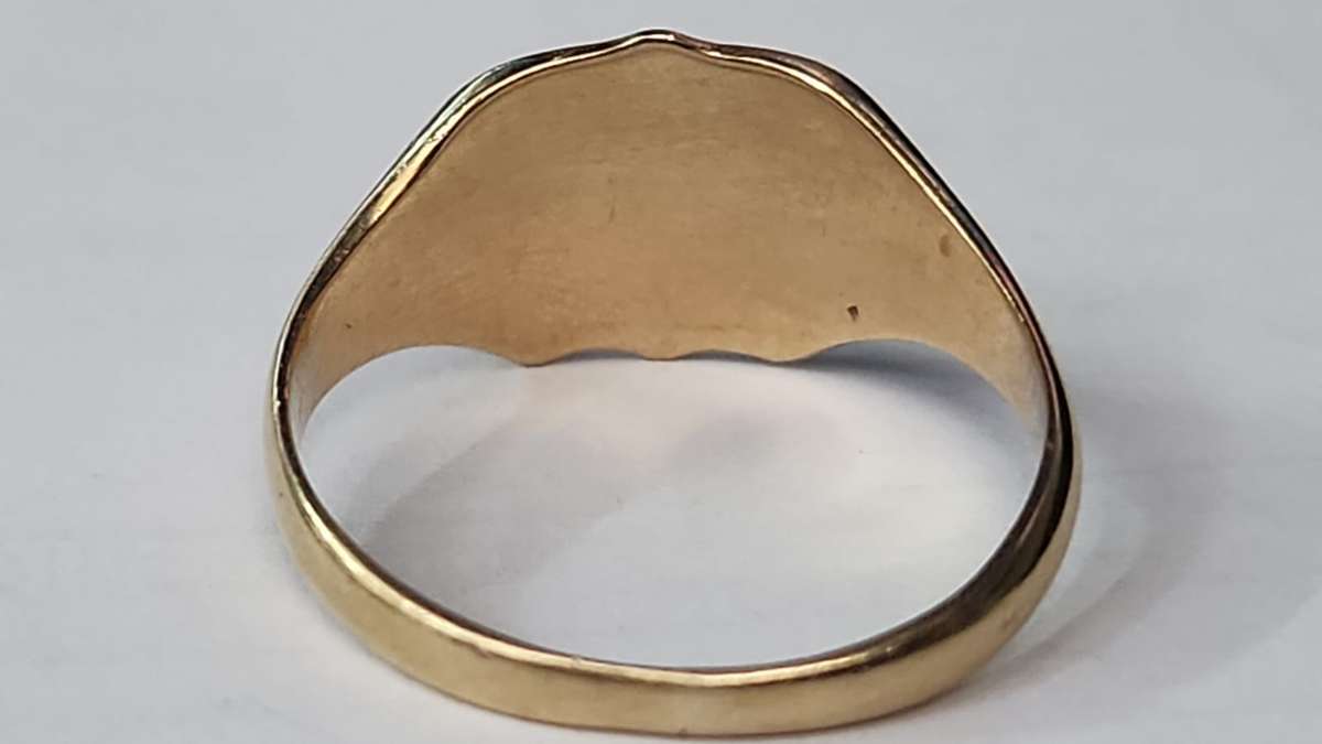 GOLD SIGNET MENS RING - 20MM INNER DIAMETER 4.4 GRAM
