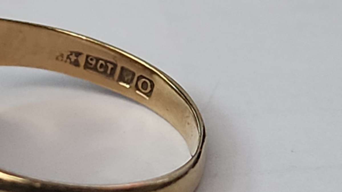 GOLD SIGNET MENS RING - 20MM INNER DIAMETER 4.4 GRAM