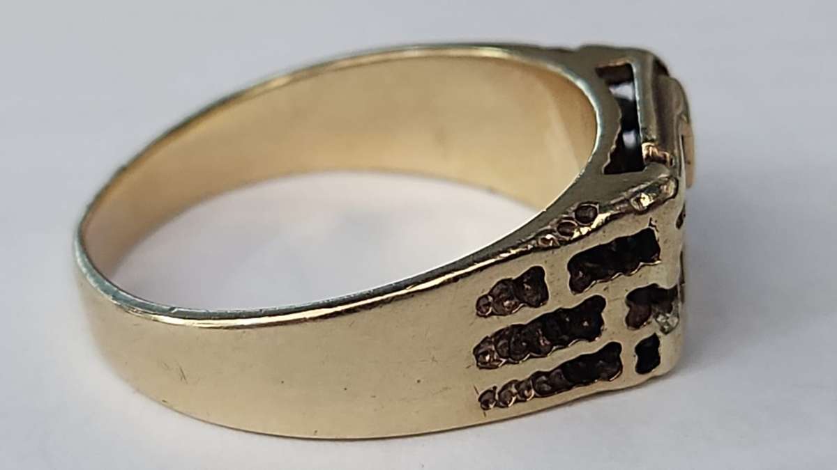 GOLD SIGNET MENS RING - 20MM INNER DIAMETER 6.58GRAM, +-2.2MM DIAMOND