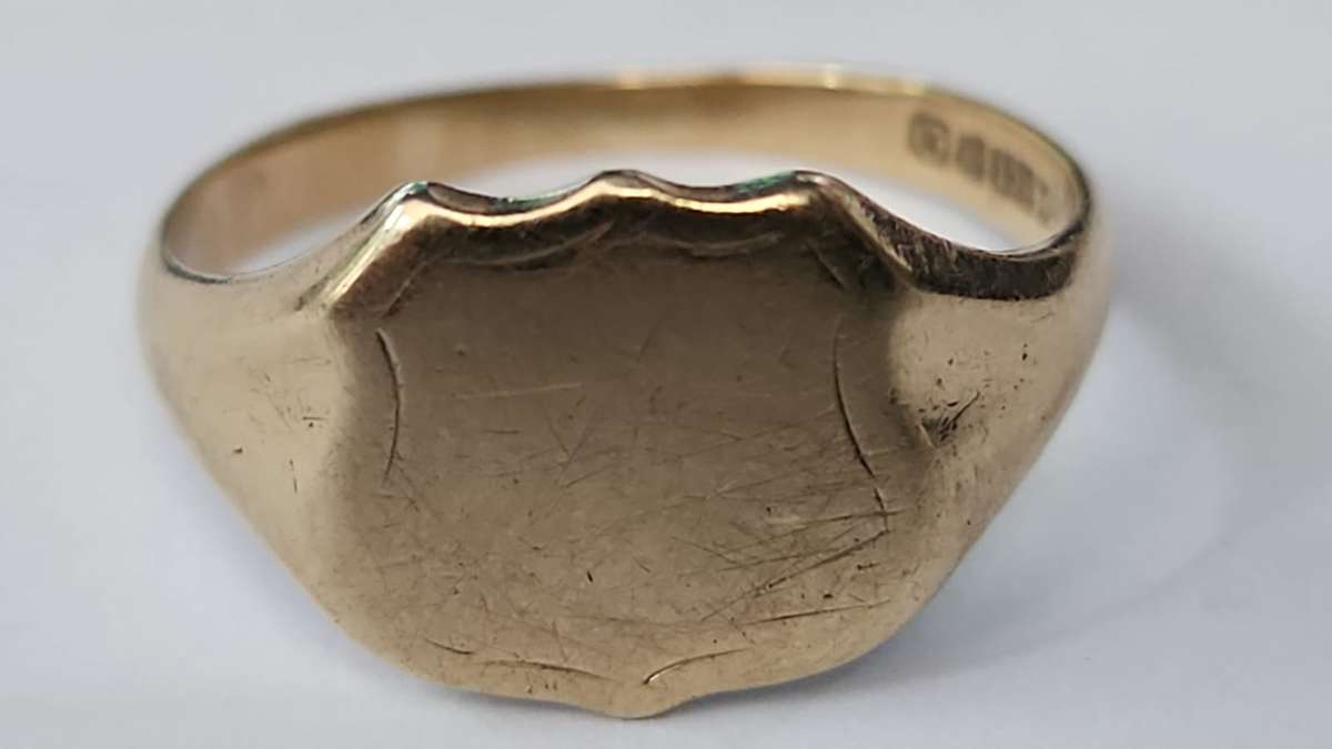 GOLD SIGNET MENS RING - 20MM INNER DIAMETER 4.4 GRAM