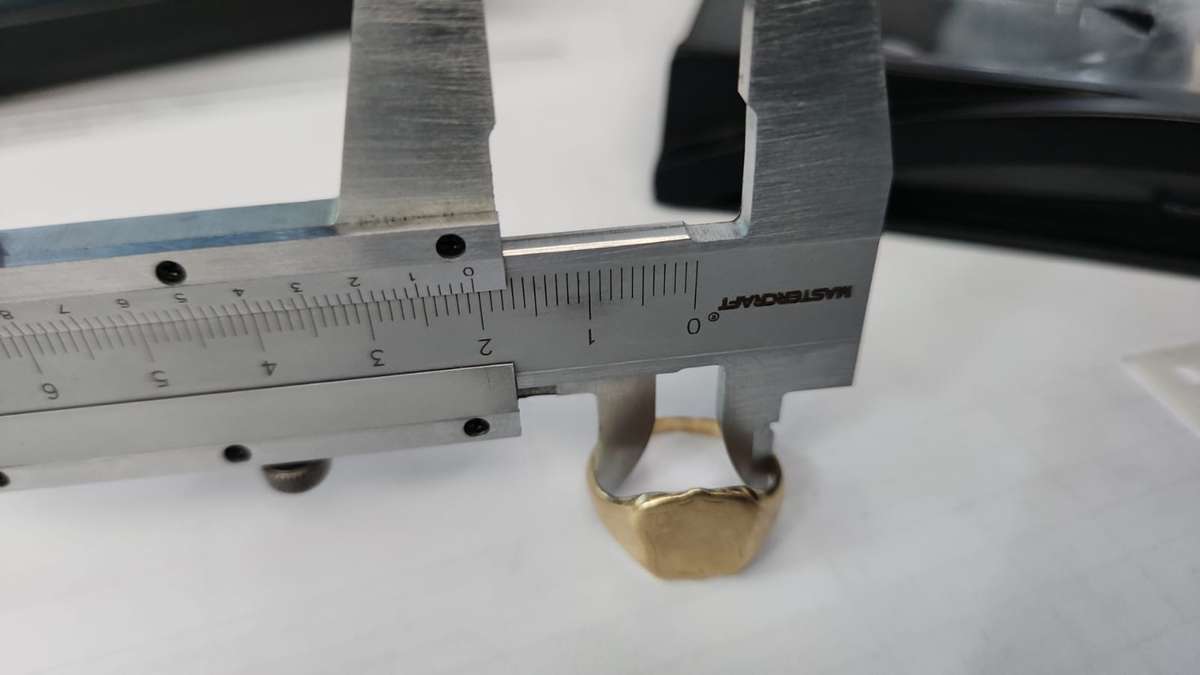 GOLD SIGNET MENS RING - 20MM INNER DIAMETER 4.4 GRAM