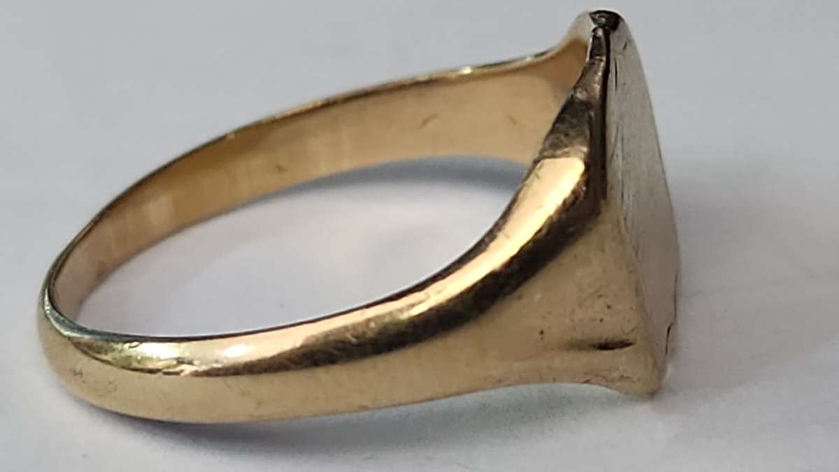 GOLD SIGNET MENS RING - 20MM INNER DIAMETER 4.4 GRAM