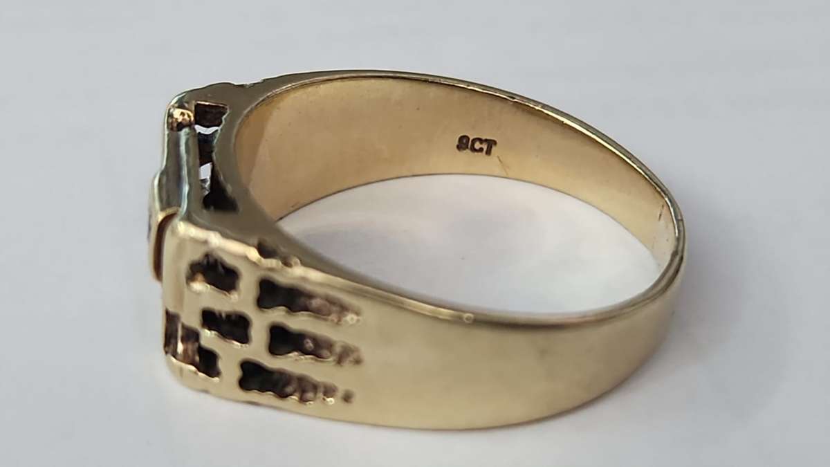 GOLD SIGNET MENS RING - 20MM INNER DIAMETER 6.58GRAM, +-2.2MM DIAMOND