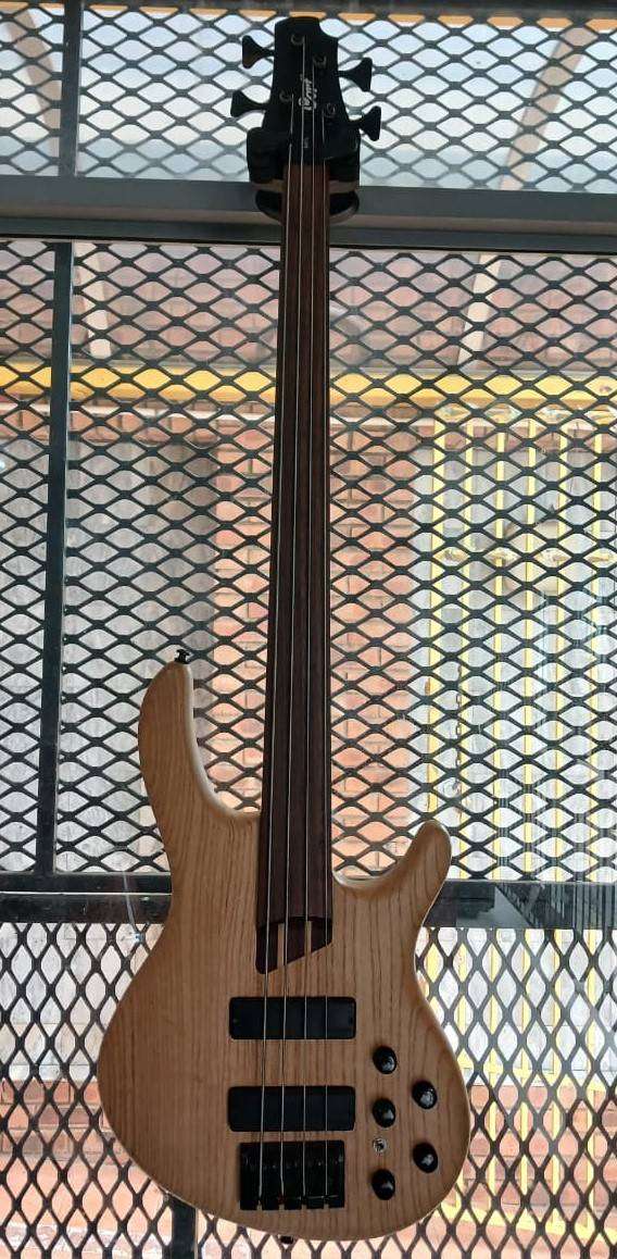 CORT B4FL MHPZ Fretless 4-String Bass Guitar