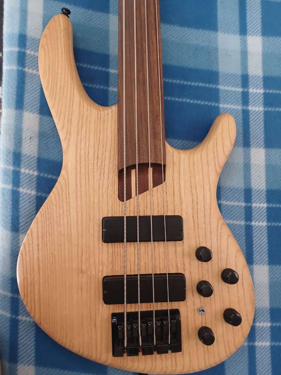 CORT B4FL MHPZ Fretless 4-String Bass Guitar