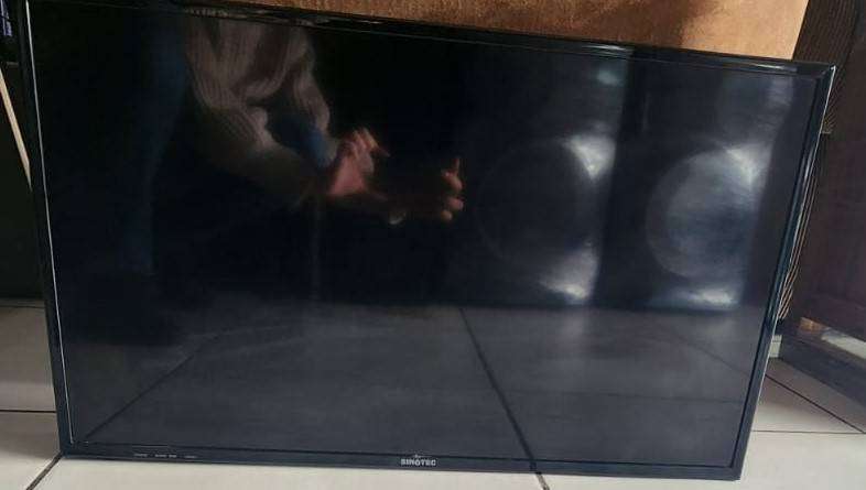 SINOTECH 32" LED - MODEL:STL-32VN86D - WORKING - E0428