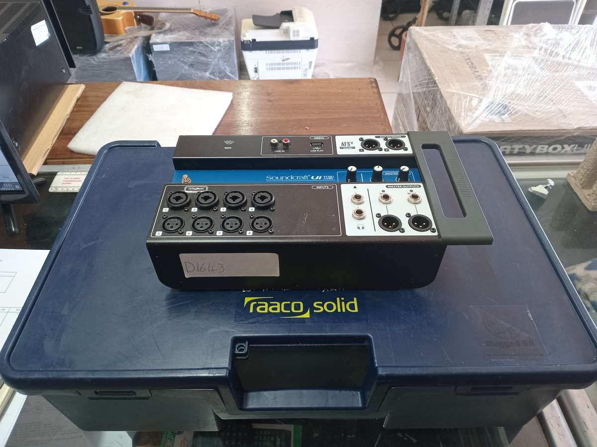 SOUNDCRAFT UI12 DIGITAL MIXER WITH CASE