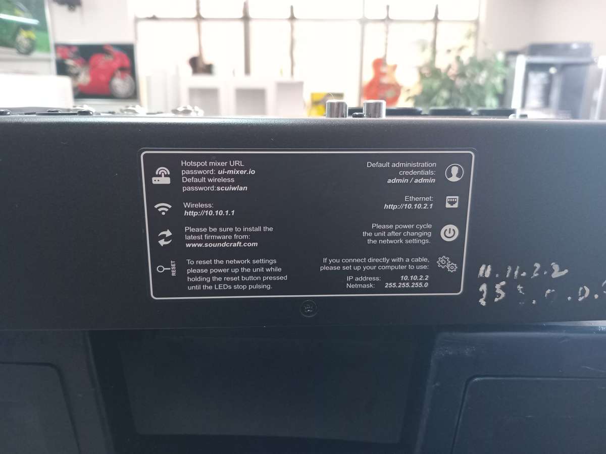 SOUNDCRAFT UI12 DIGITAL MIXER WITH CASE