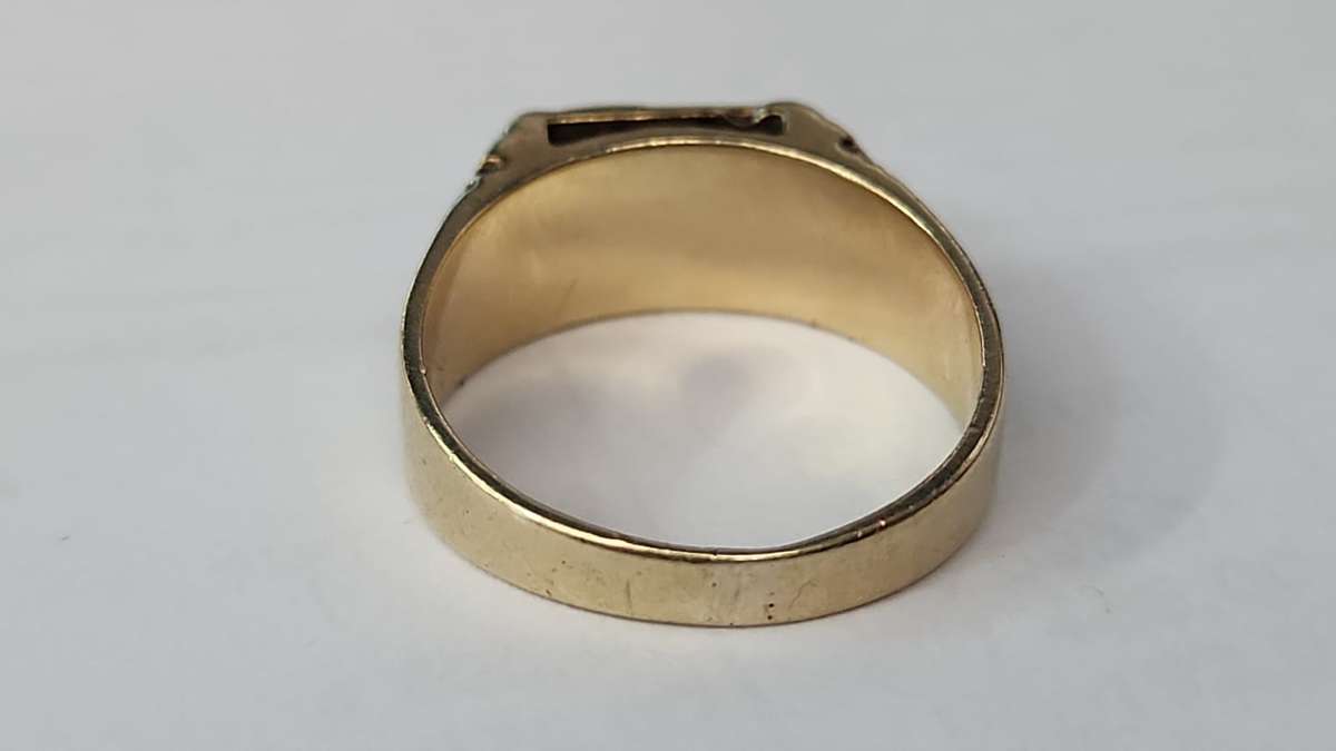 GOLD SIGNET MENS RING - 20MM INNER DIAMETER 6.58GRAM, +-2.2MM DIAMOND