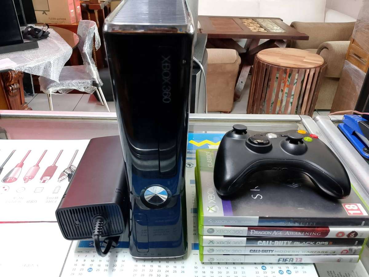 XBOX 360 MODEL:1439 WITH WIRED CONTROLER + 5 GAMES