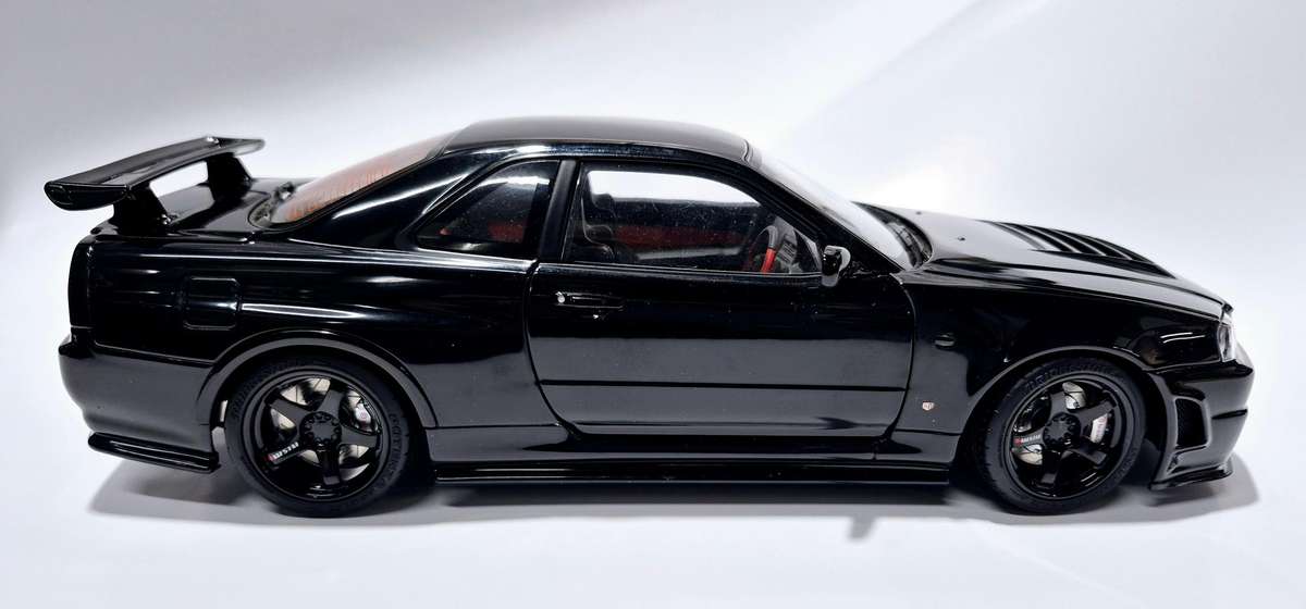 MotorHelix Nissan Skyline GT-R R34 Z-Tune 1/18  Black Pearl (Pre-Owned)