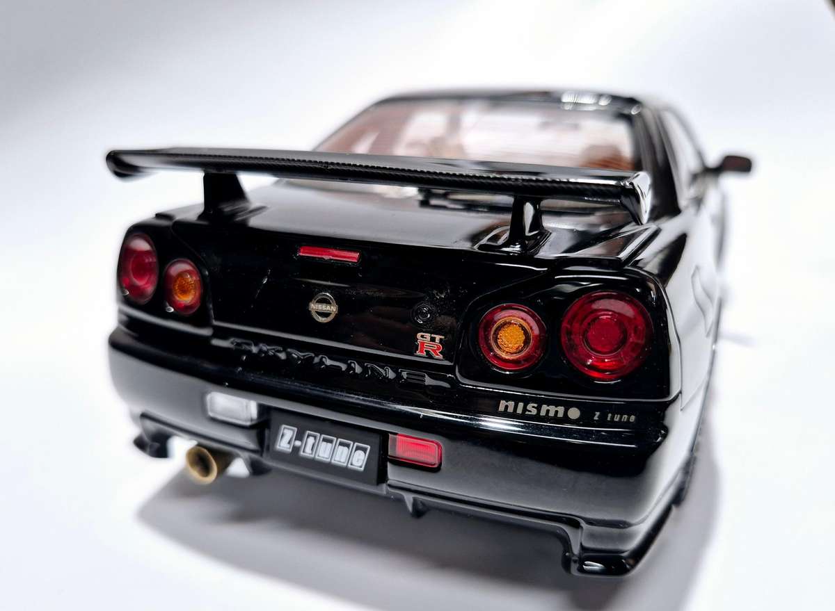 MotorHelix Nissan Skyline GT-R R34 Z-Tune 1/18  Black Pearl (Pre-Owned)