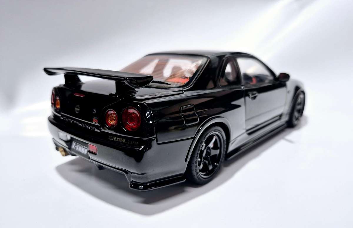 MotorHelix Nissan Skyline GT-R R34 Z-Tune 1/18  Black Pearl (Pre-Owned)