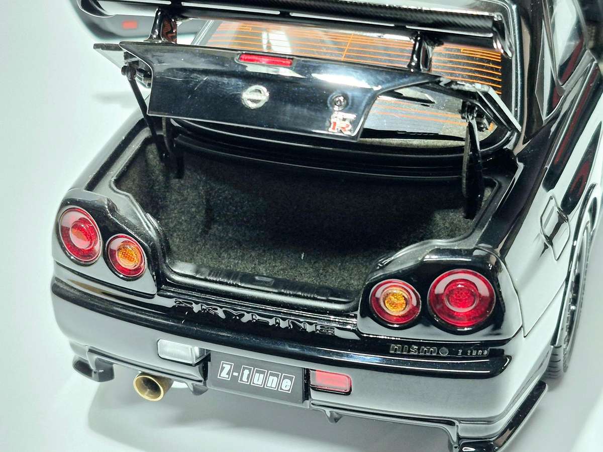 MotorHelix Nissan Skyline GT-R R34 Z-Tune 1/18  Black Pearl (Pre-Owned)