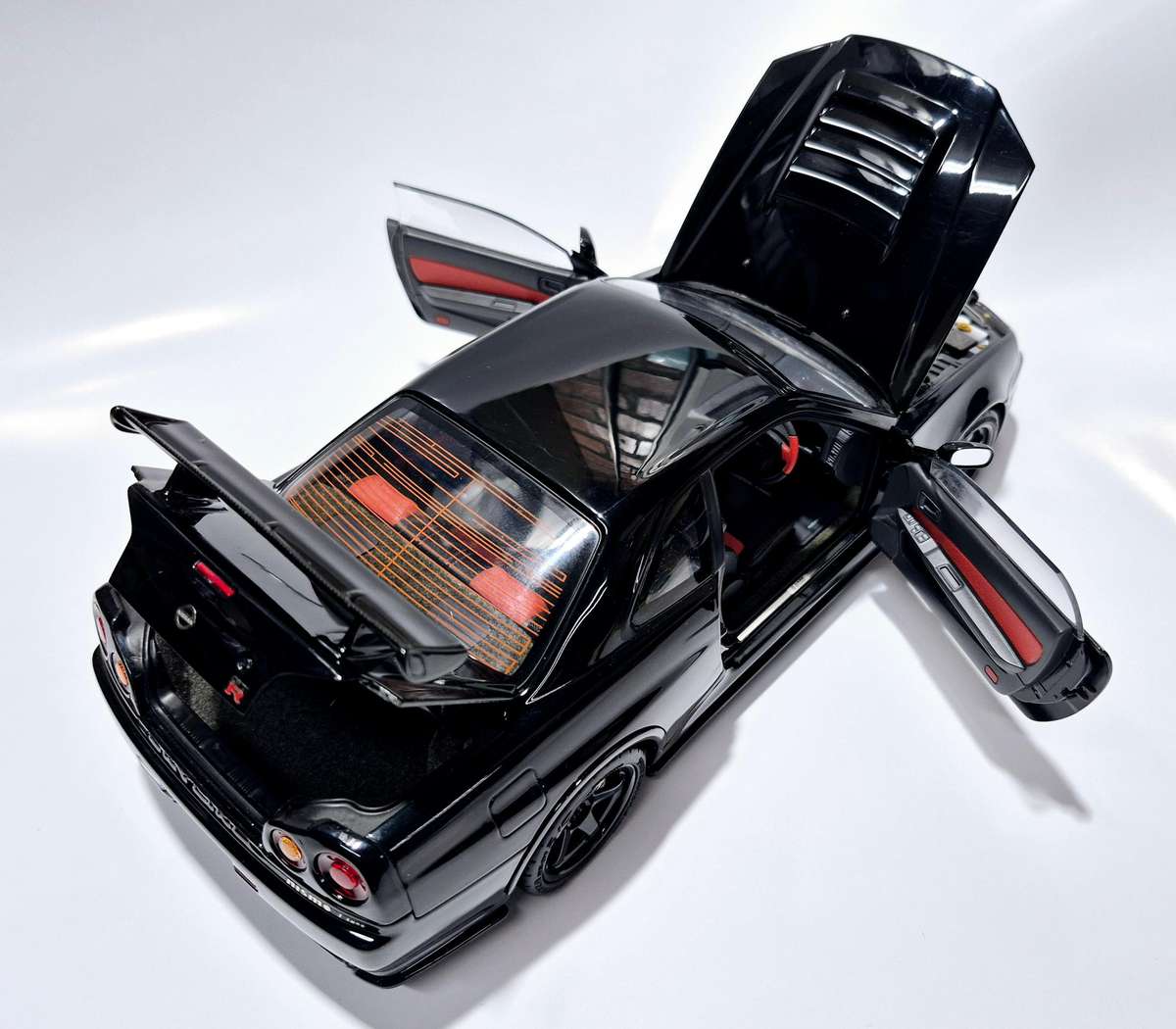 MotorHelix Nissan Skyline GT-R R34 Z-Tune 1/18  Black Pearl (Pre-Owned)