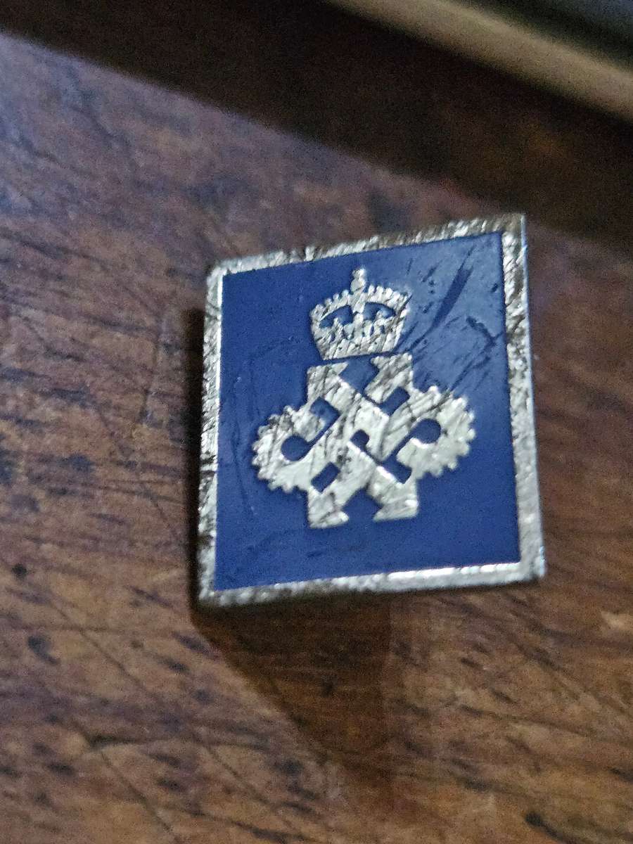Queens Award For Industry Silver Lapel Pin Badge