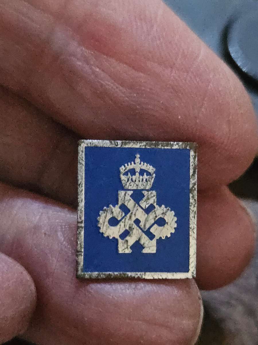 Queens Award For Industry Silver Lapel Pin Badge