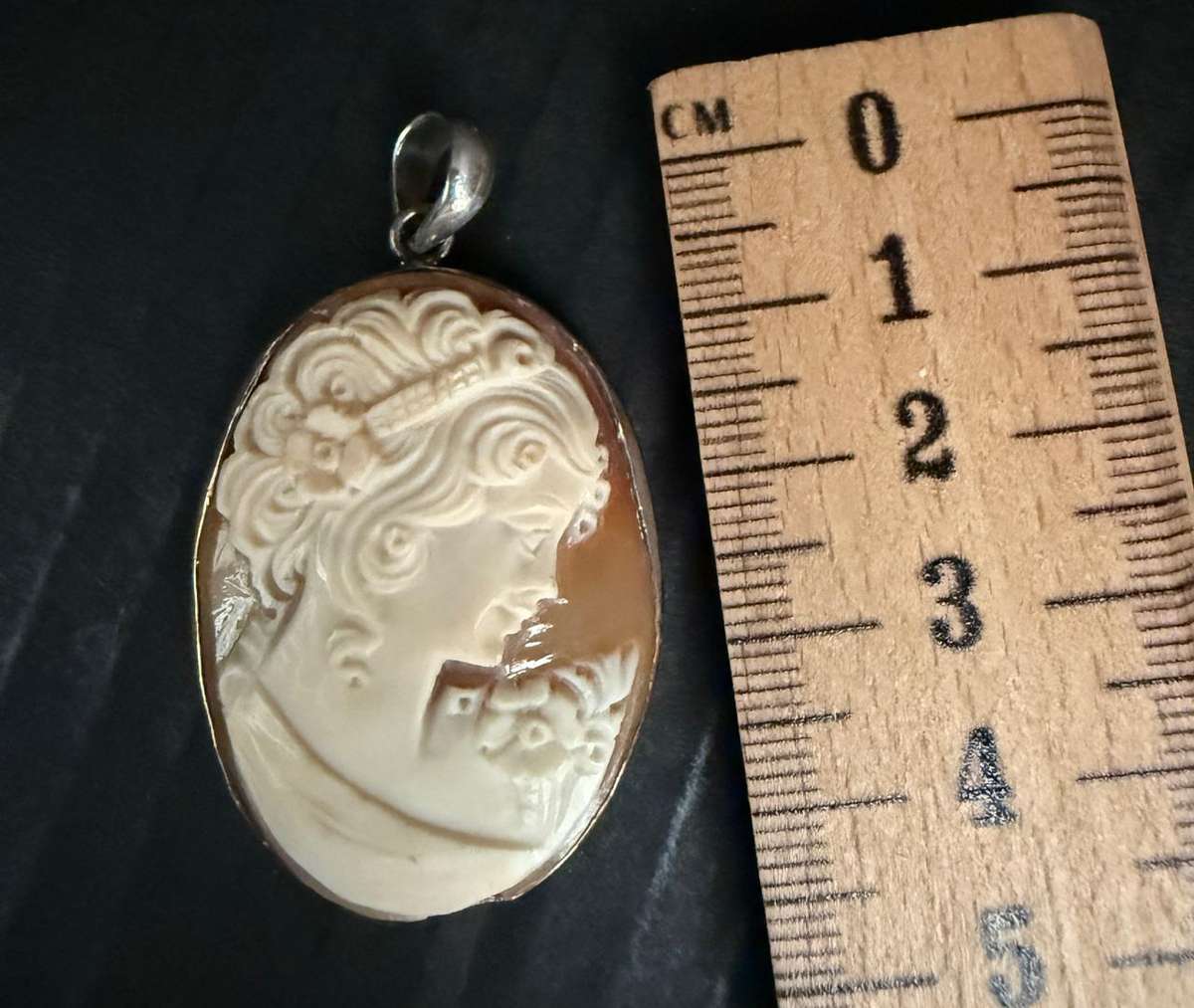 Sterling silver cameo pendant