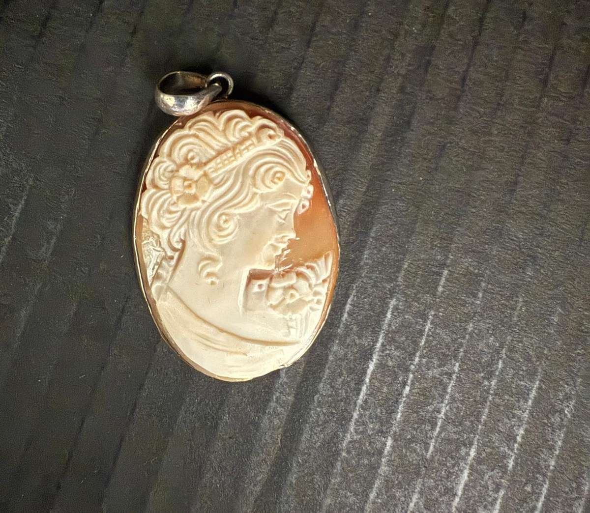 Sterling silver cameo pendant
