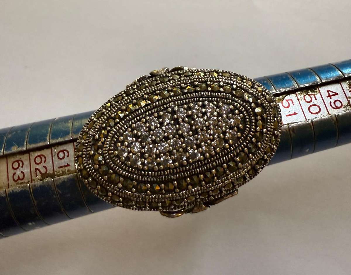 Sterling silver heavy ring with marcasite & Clear stones