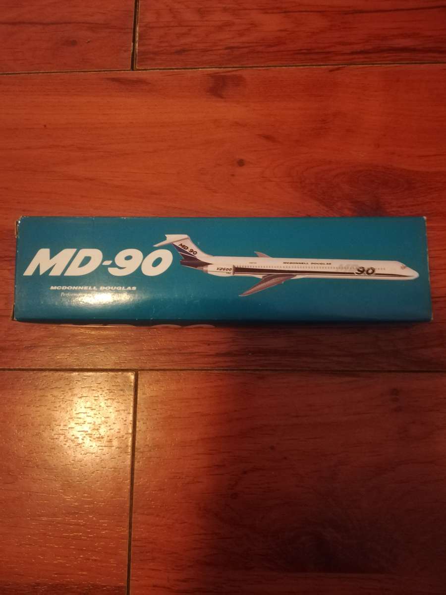 MACDONNELL DOUGLES MD-90 HOUSE COLOURS 1:200 (SNAPFIT)