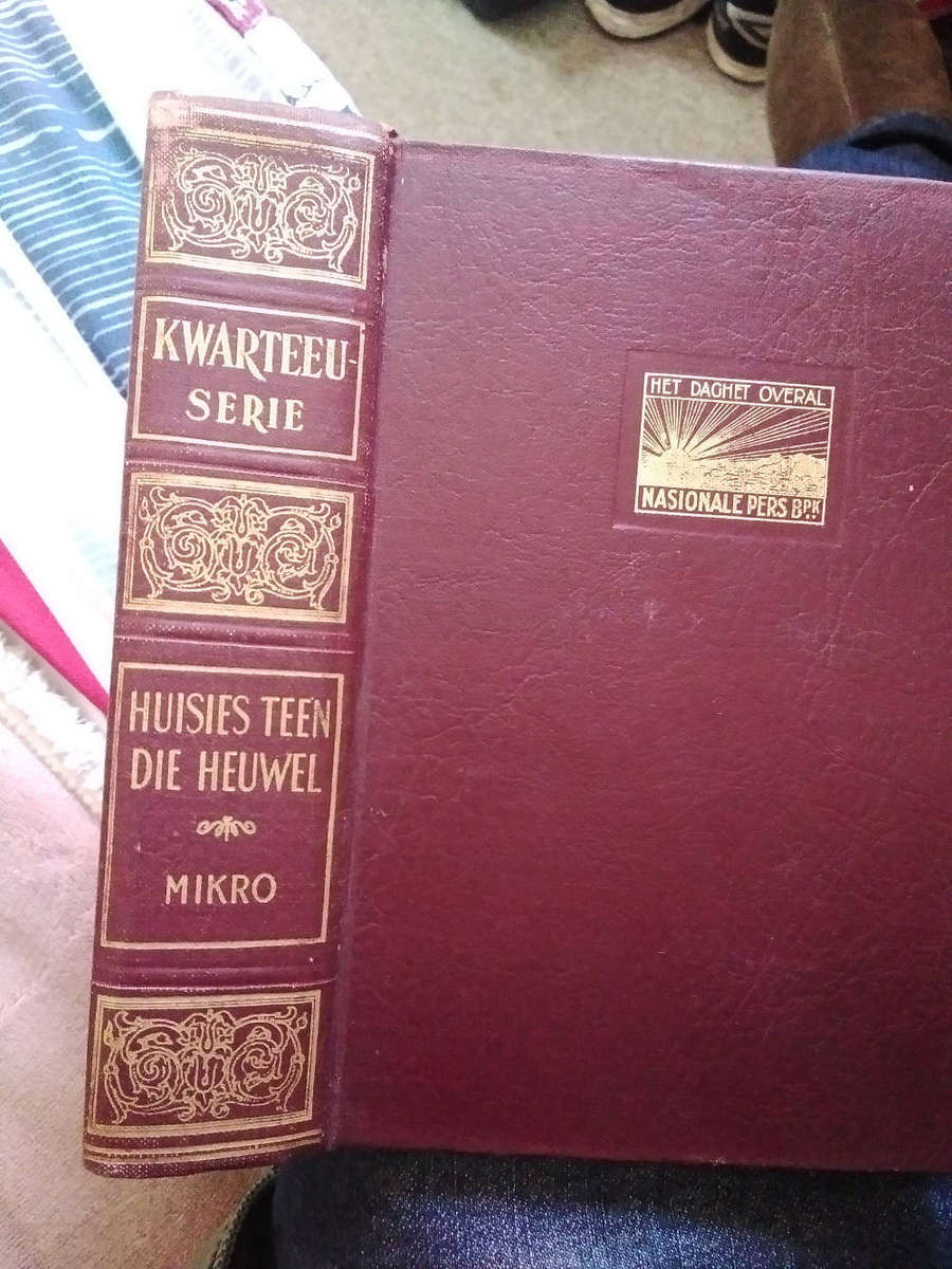 Huisies teen die heuwel deur Mikro