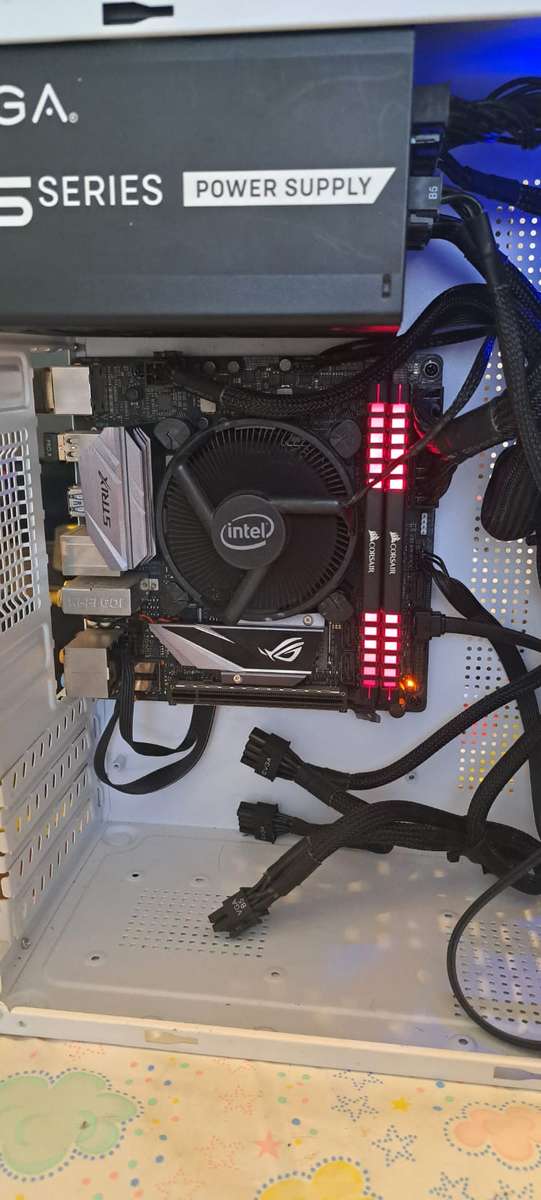 Complete Mini ITX Computer: Intel i7 7700 , B250i Strix , Corsair Vengeance 2x8GB DDR4 , EVGA 750W