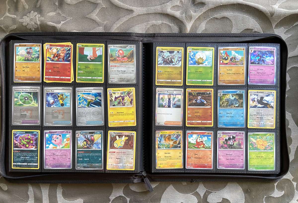 BINDER WITH 480 HOLO POKÉMON CARDS