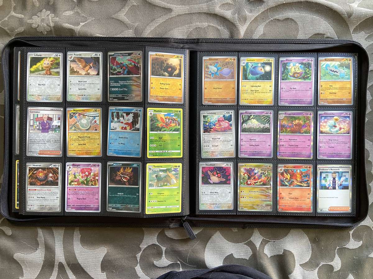 BINDER WITH 480 HOLO POKÉMON CARDS