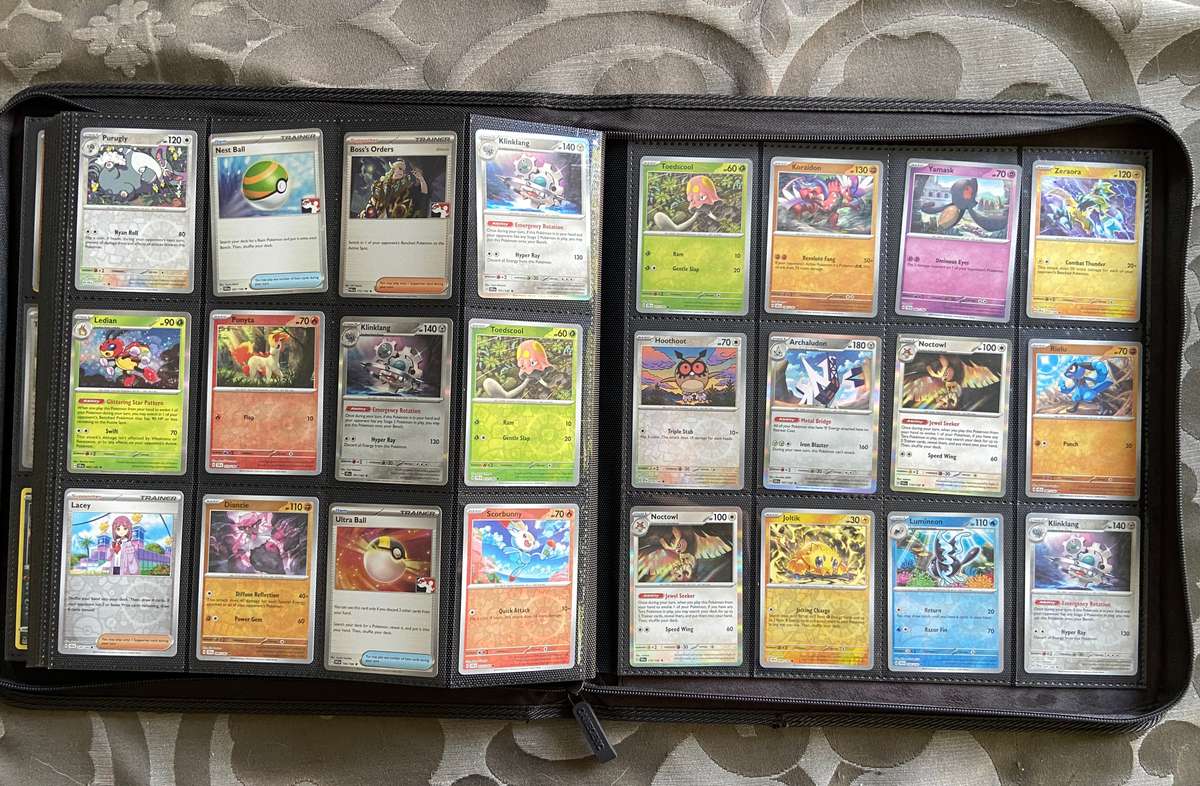 BINDER WITH 480 HOLO POKÉMON CARDS