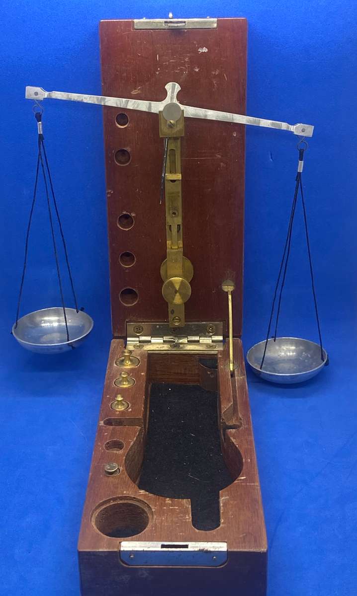 OLD POCKET SCALE IN WOODEN CASE