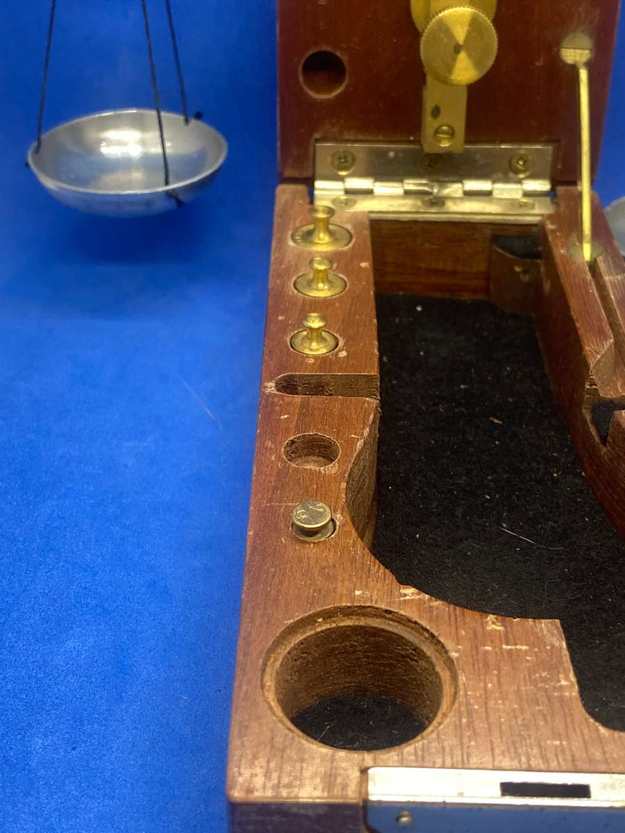 OLD POCKET SCALE IN WOODEN CASE