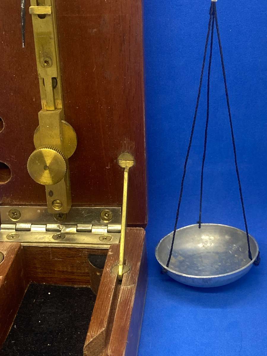 OLD POCKET SCALE IN WOODEN CASE