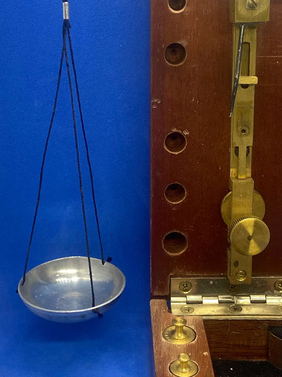 OLD POCKET SCALE IN WOODEN CASE