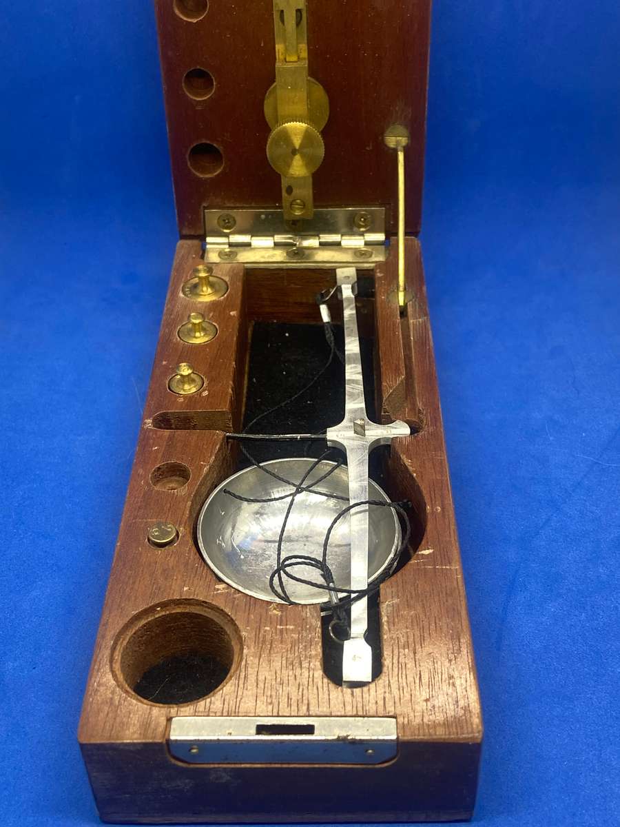 OLD POCKET SCALE IN WOODEN CASE