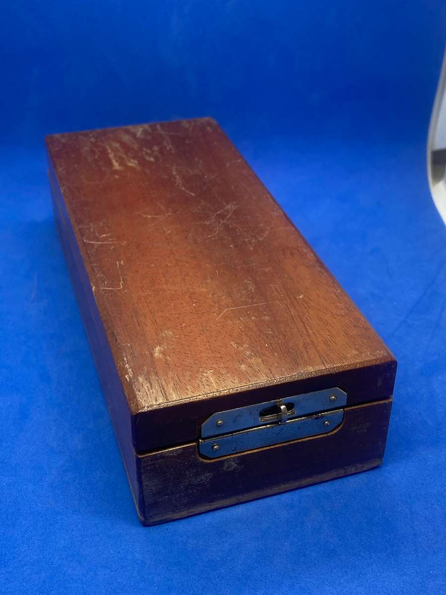 OLD POCKET SCALE IN WOODEN CASE