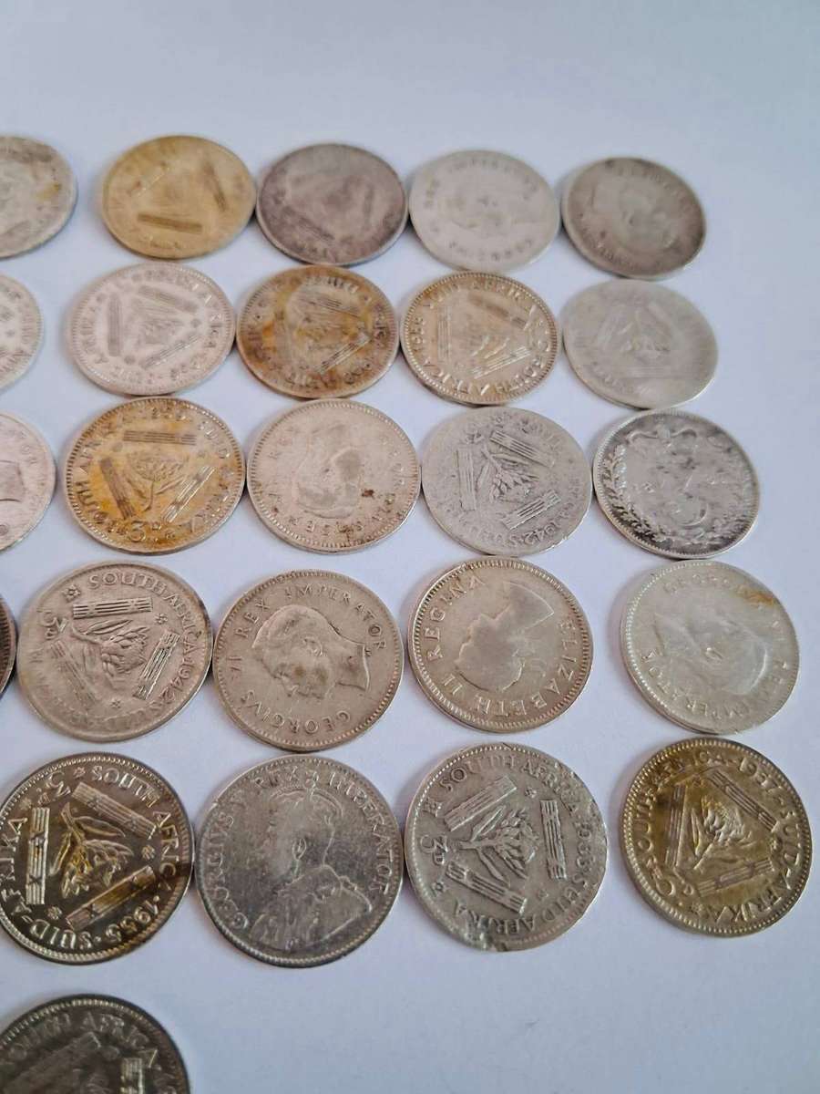 32 SILVER THREEPENCE - BID PER COIN TO TAKE ALL -