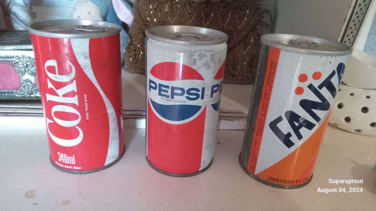 Vintage Coca-cola, Fanta & Pepsi cool drink tins.