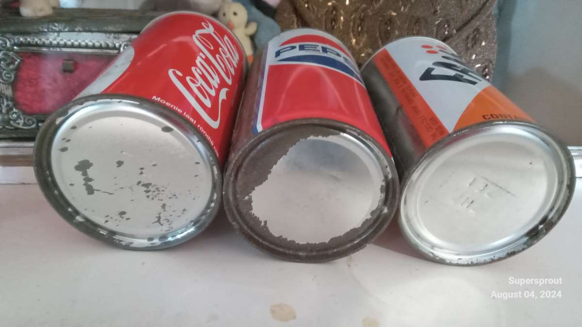 Vintage Coca-cola, Fanta & Pepsi cool drink tins.