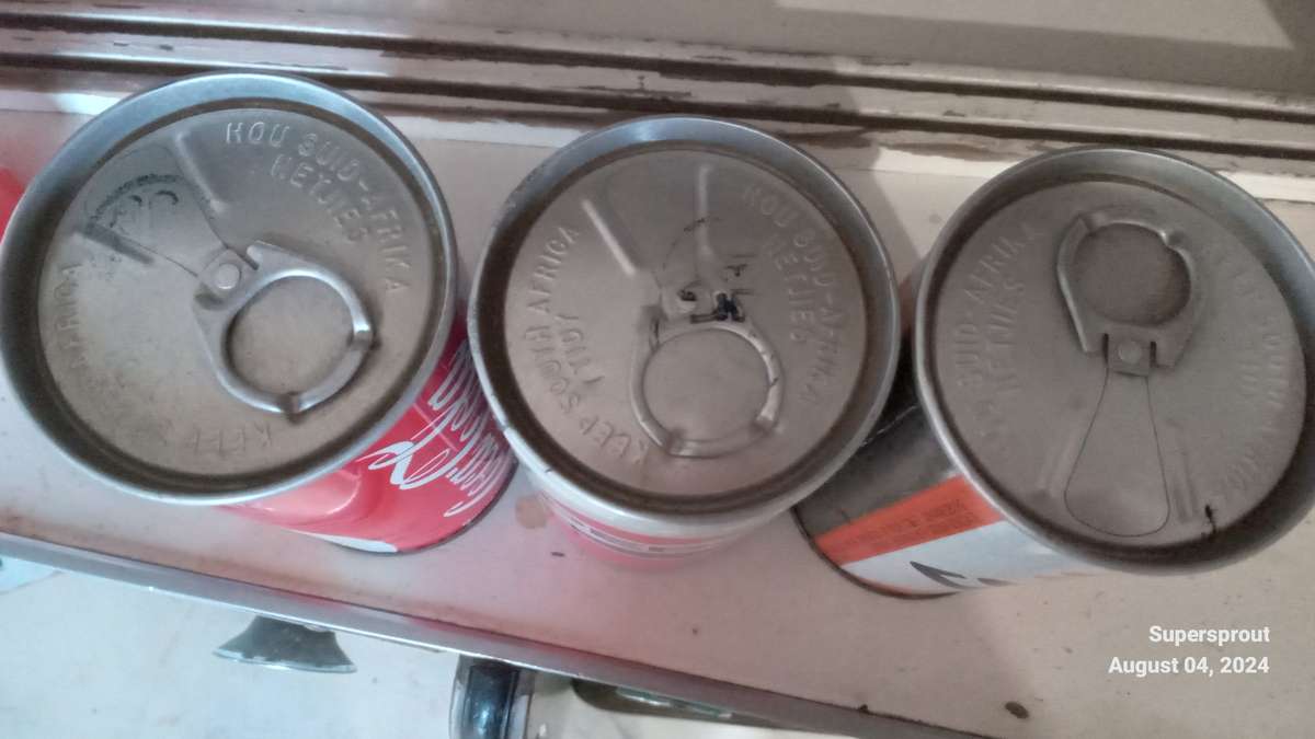 Vintage Coca-cola, Fanta & Pepsi cool drink tins.