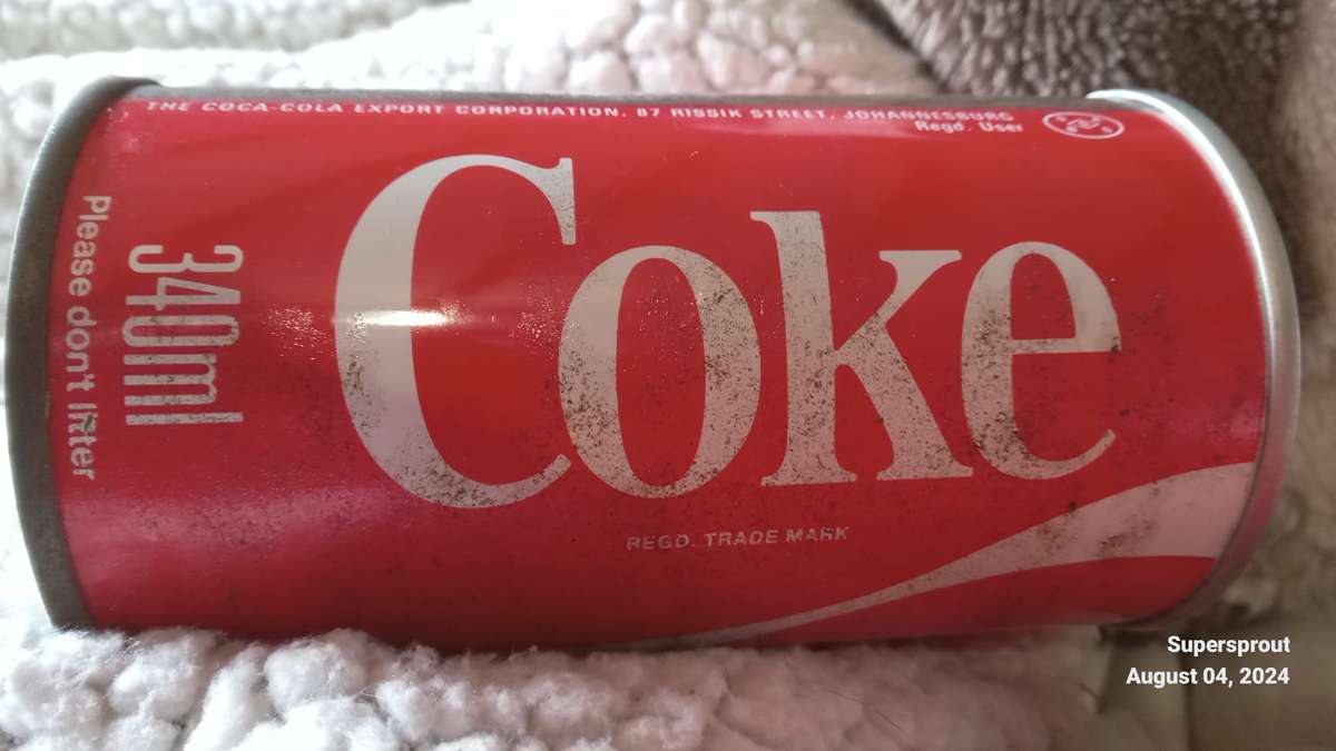 Vintage Coca-cola, Fanta & Pepsi cool drink tins.