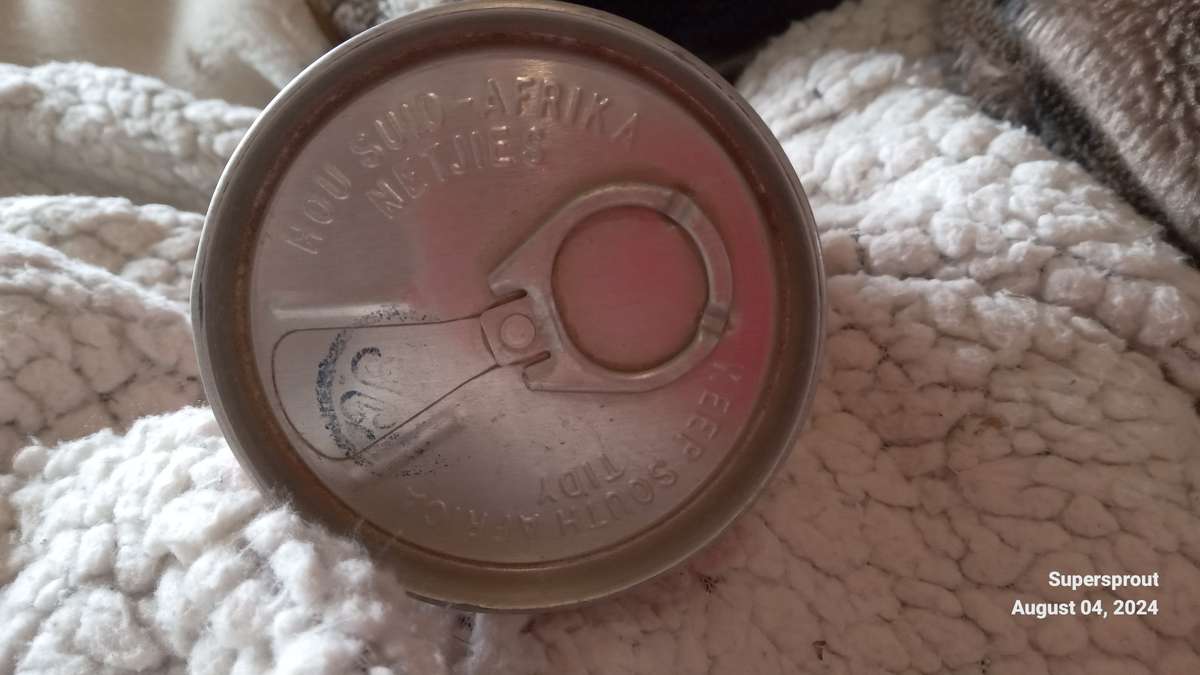 Vintage Coca-cola, Fanta & Pepsi cool drink tins.