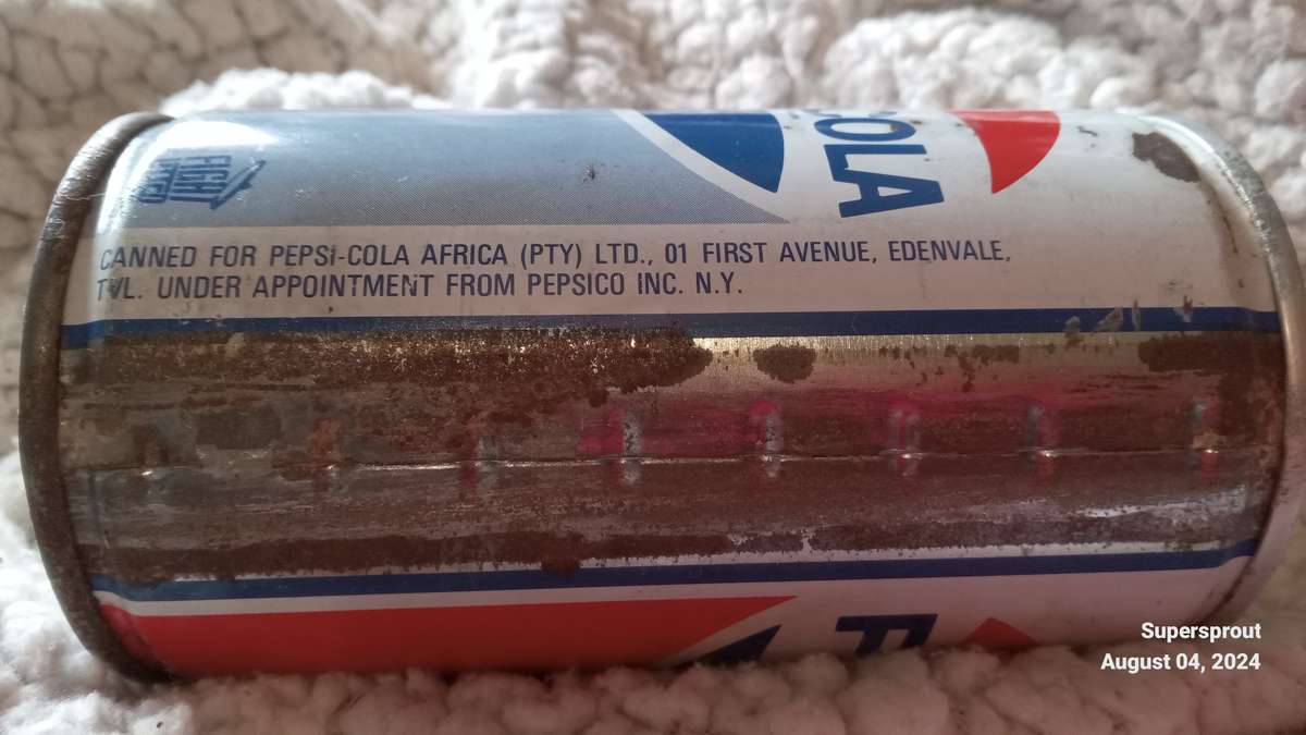 Vintage Coca-cola, Fanta & Pepsi cool drink tins.