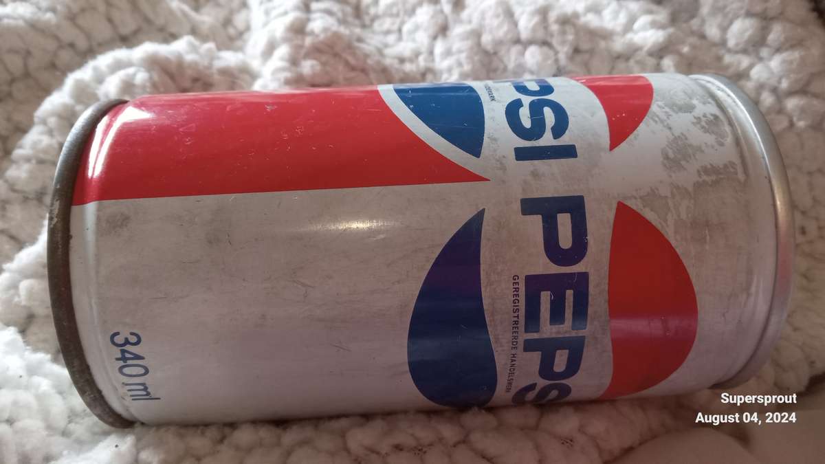 Vintage Coca-cola, Fanta & Pepsi cool drink tins.