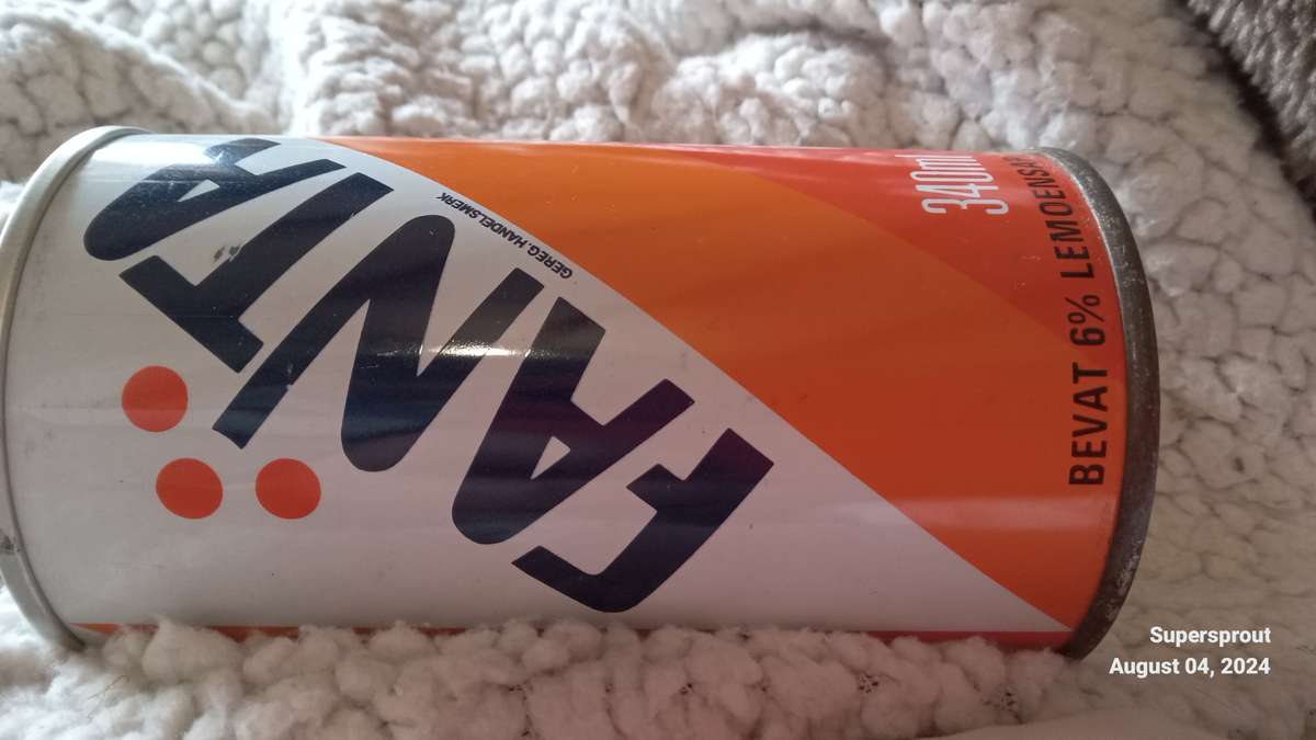 Vintage Coca-cola, Fanta & Pepsi cool drink tins.