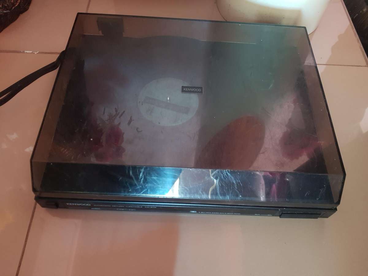 Kenwood Turntable with vinyl records