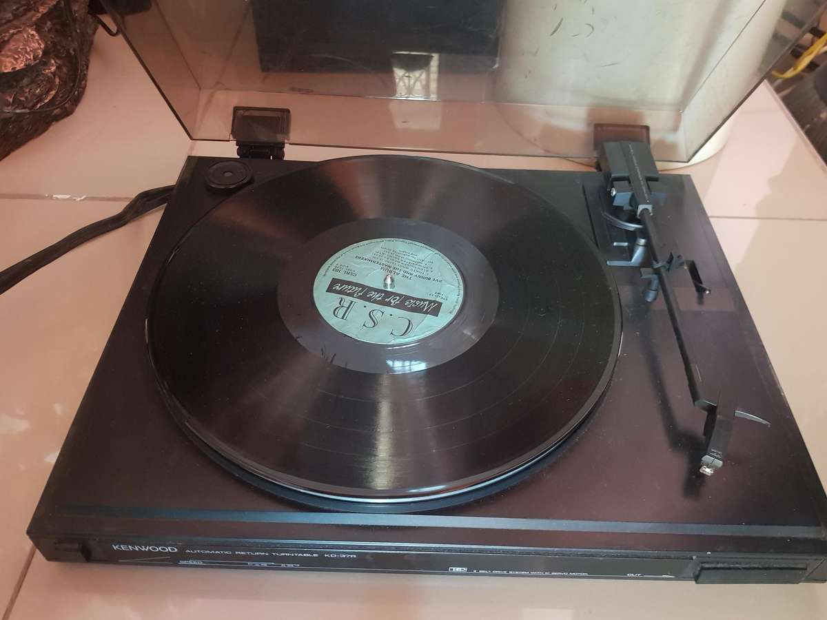 Kenwood Turntable with vinyl records