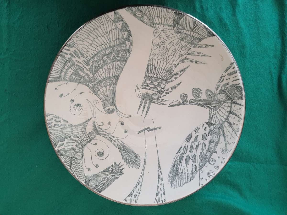 A VINTAGE CERAMIC PLATTER WITH PENCIL ART BAKED BY ARTIST LINDA HOGEN 2003