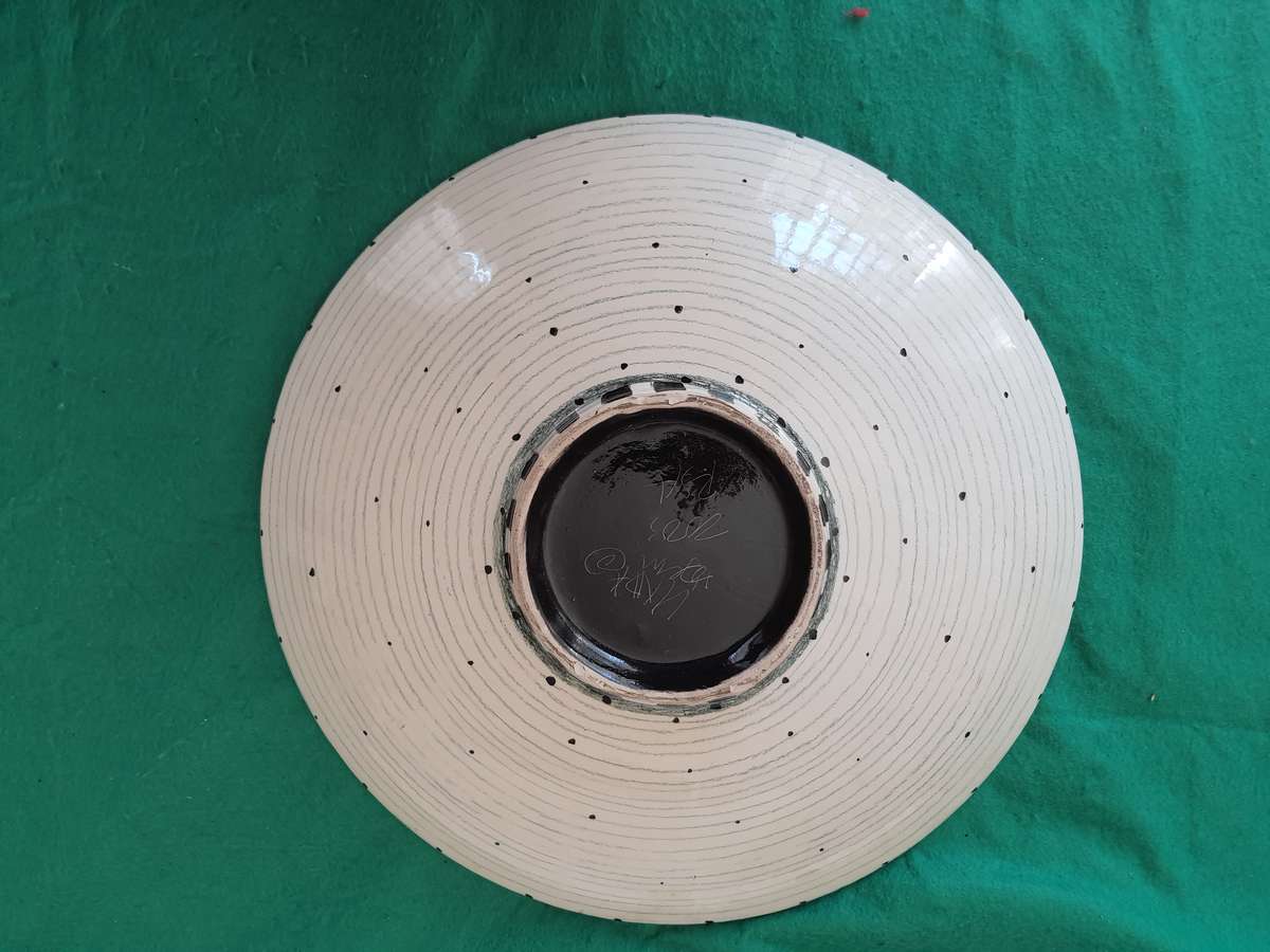 A VINTAGE CERAMIC PLATTER WITH PENCIL ART BAKED BY ARTIST LINDA HOGEN 2003